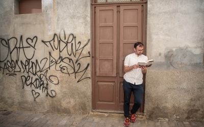 Padilla llegint el seu llibre avui pels carrers del Centre | Roger Benet